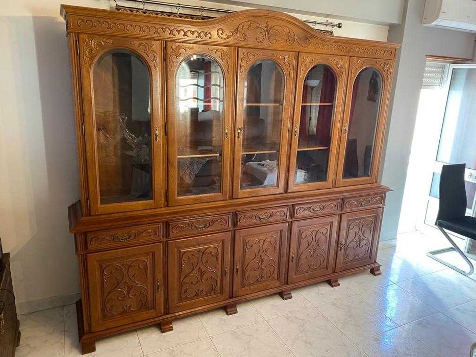 Móvel com vitrine madeira maciça usado em bom estado