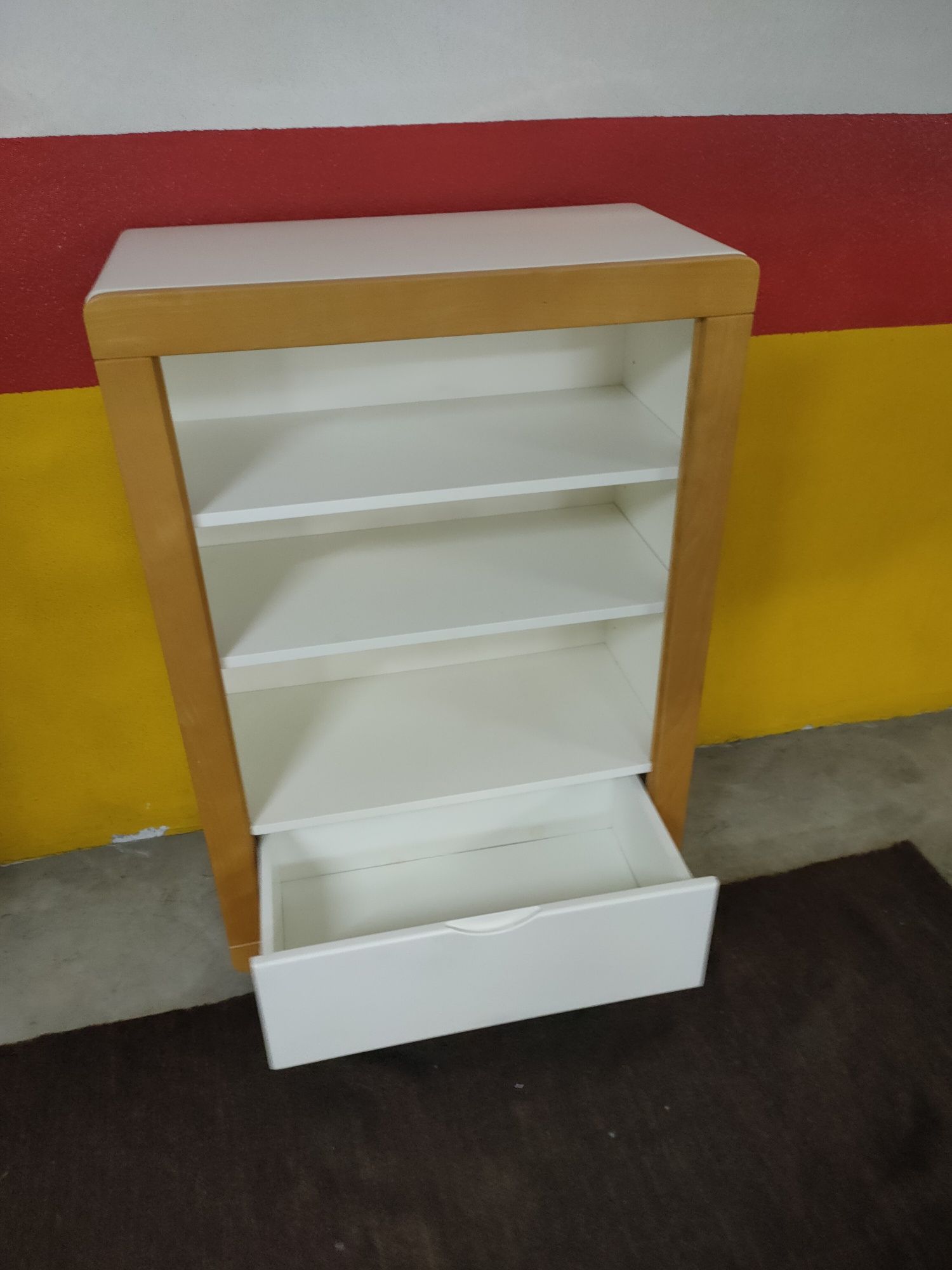 Movel de prateleiras laçado