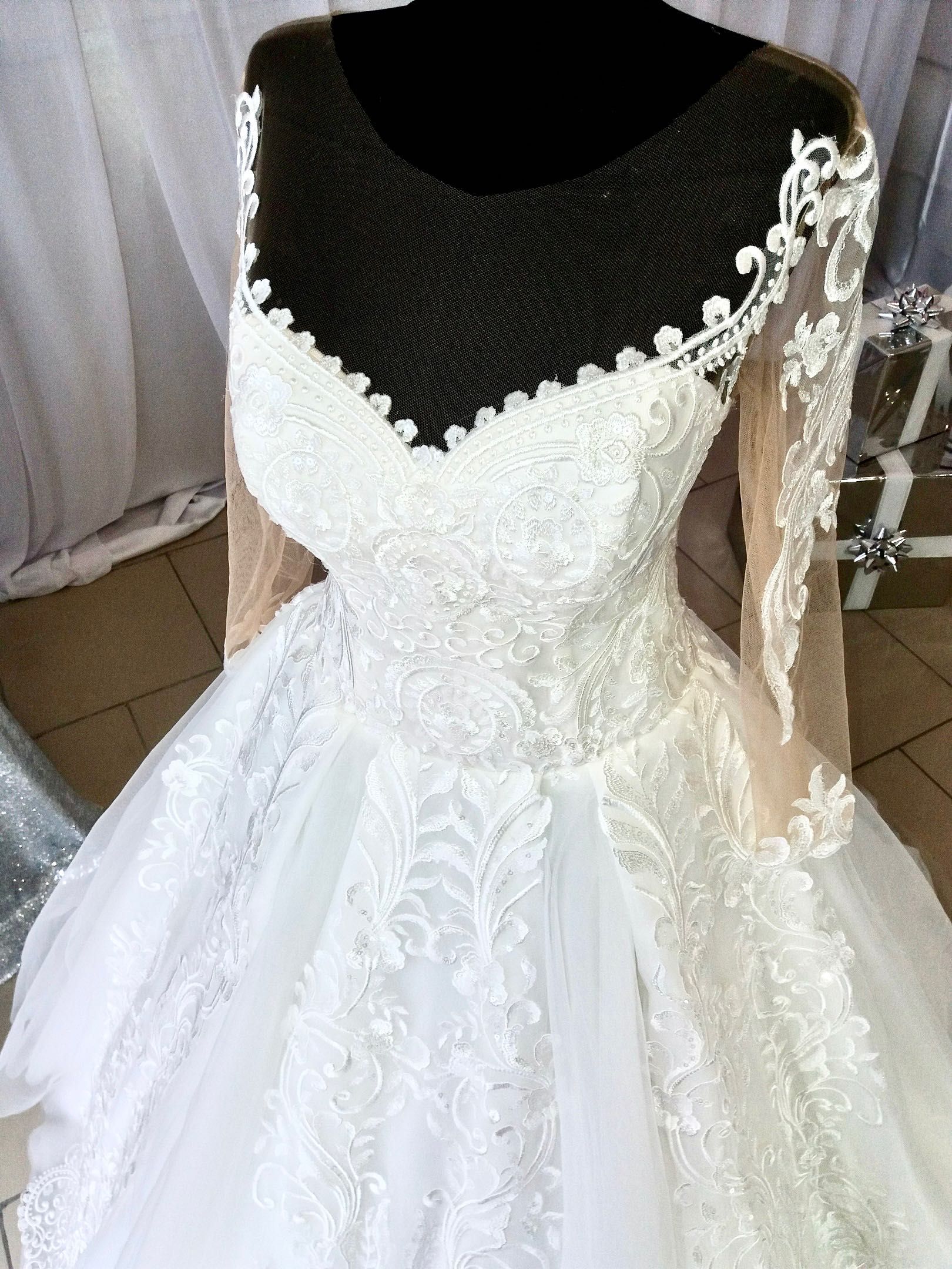 Свадебное платье с небольшим шлейфом