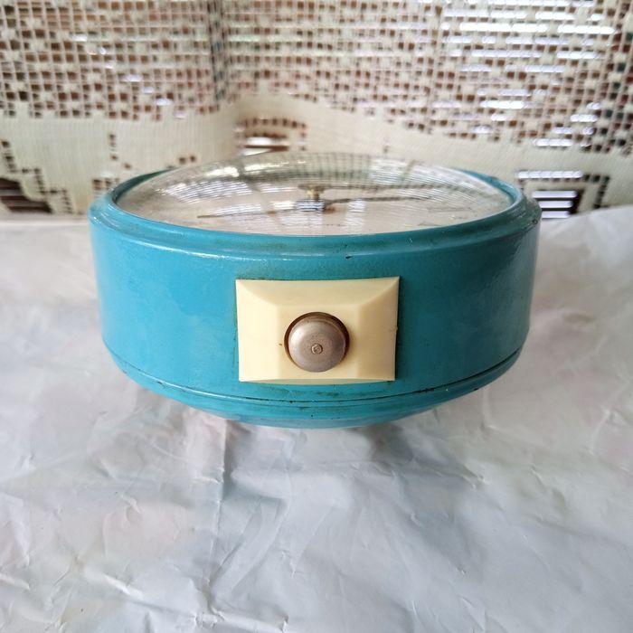 Янтарь 4 камня механические часы, будильник ссср