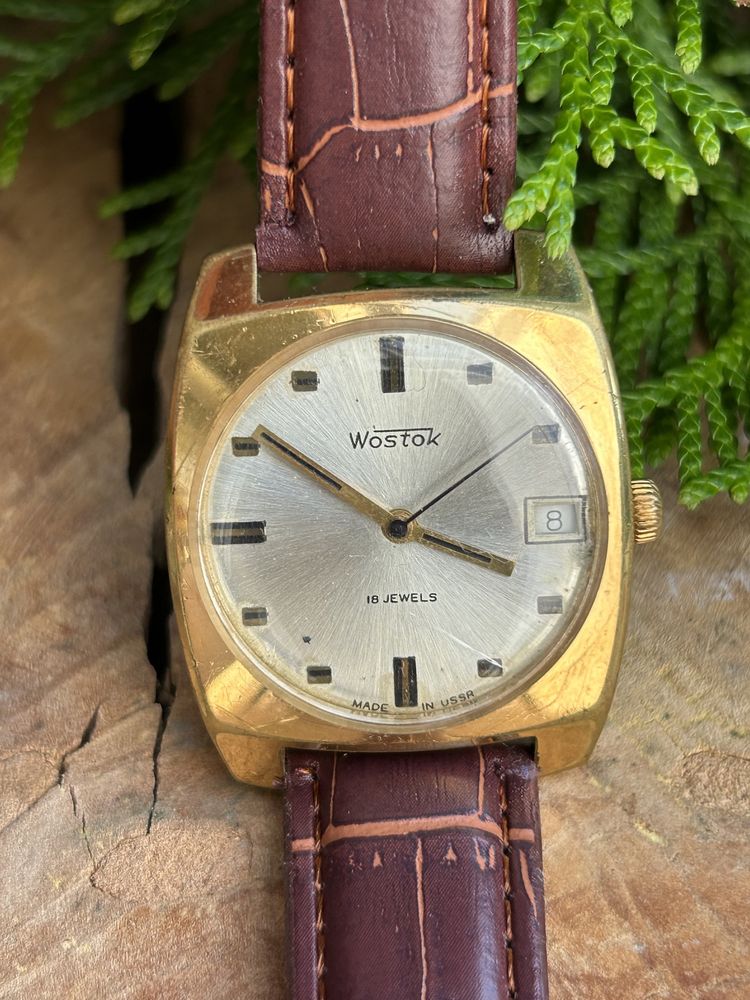 Stary pozłacany radziecki zegarek Wostok
