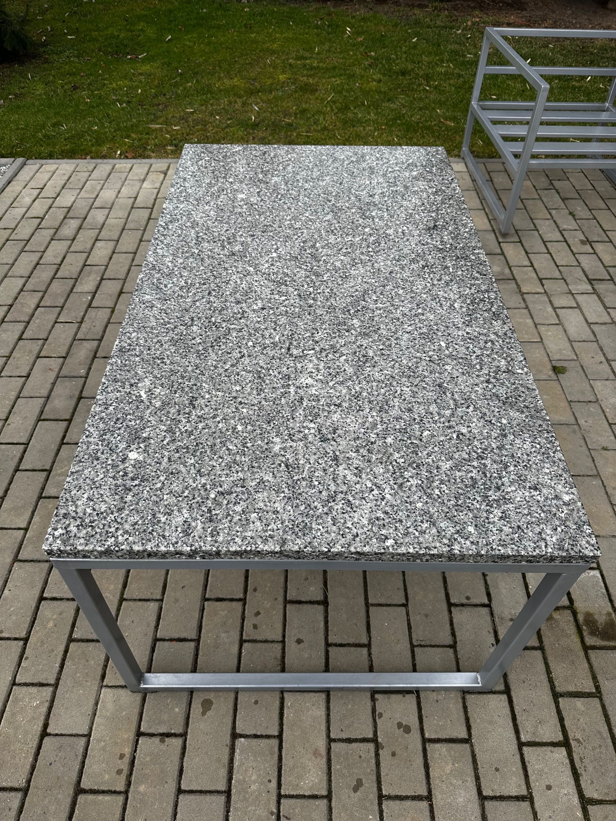 Stół z kamiennym blatem