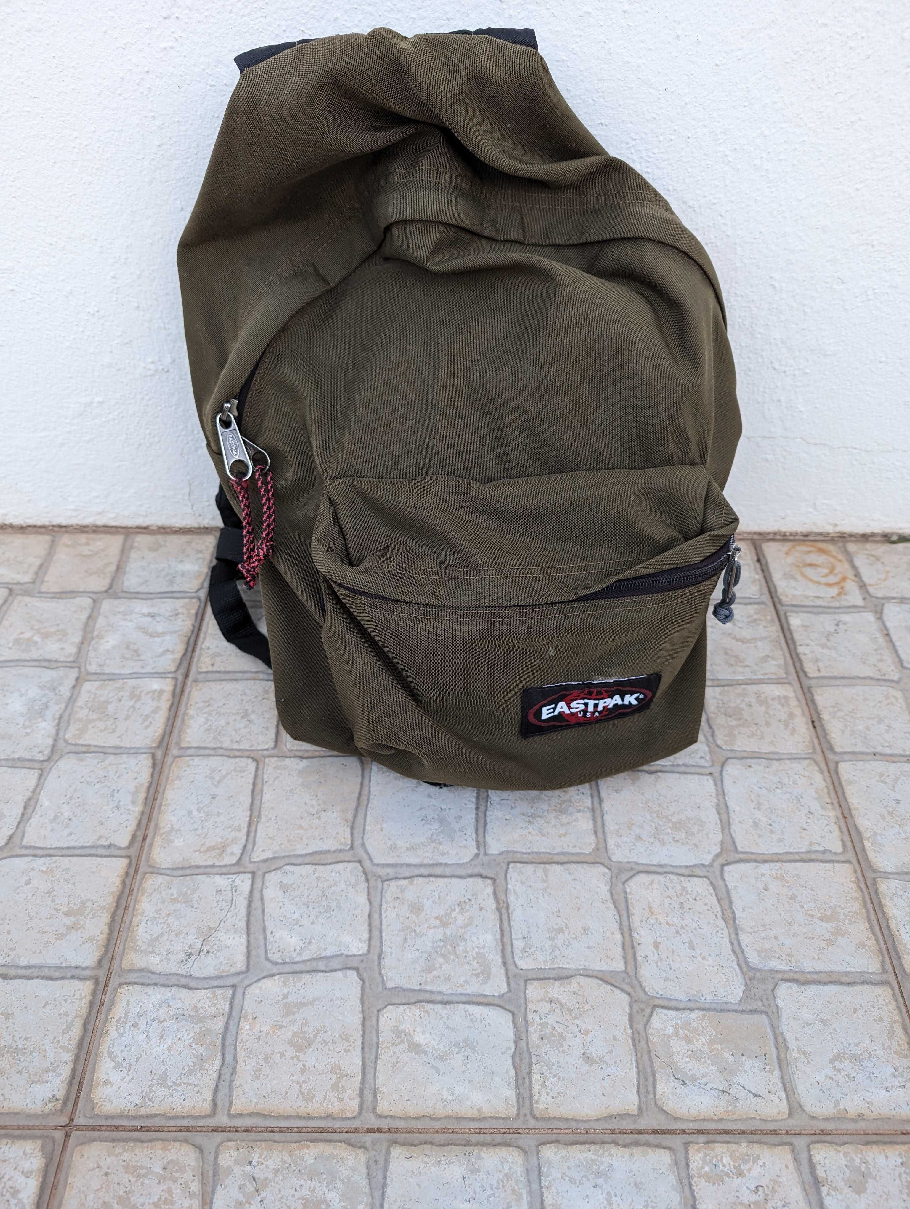 Mochila Eastpak verde tropa