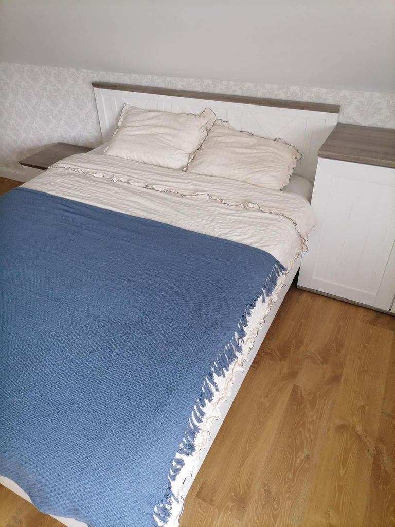 Łóżko i szafki do sypialni