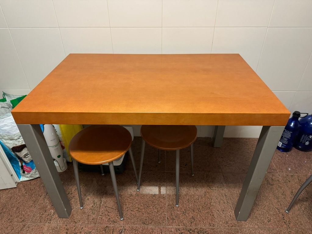 Mesa de cozinha com bancos e cadeiras
