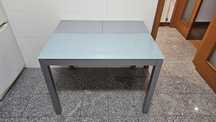 Mesa de cozinha em vidro e extensível