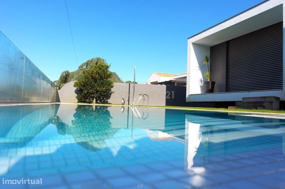 Moradia T4 para arrendar, mobilada e equipada, com jardim e piscina de