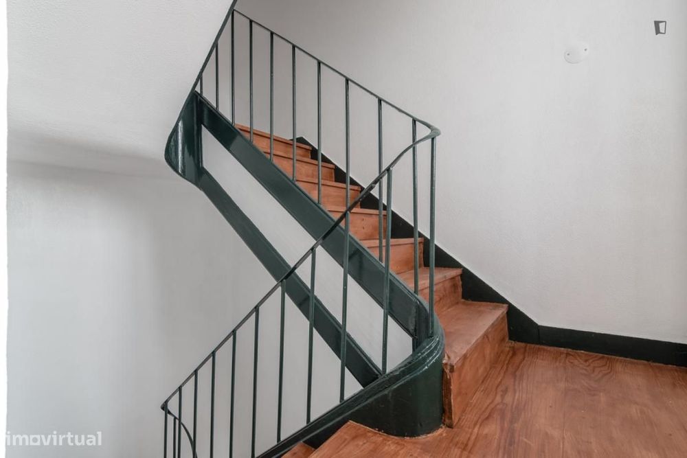 Quarto - localizado em Campolide Lisbon