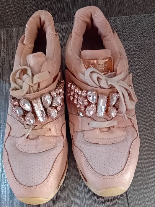 Vendo sapatilhas como novas.37.38.