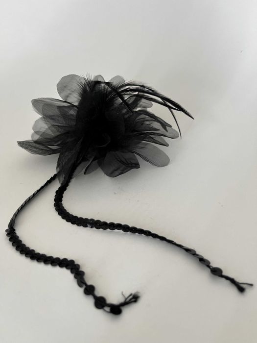 Elegante pregadeira preta com tule lantejoulas e penas