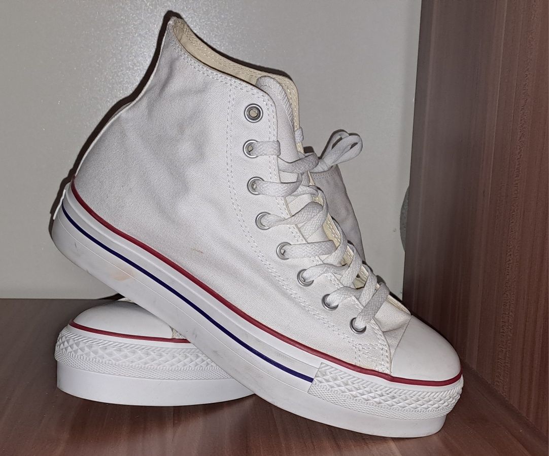 Converse białe na wysokiej podeszfie