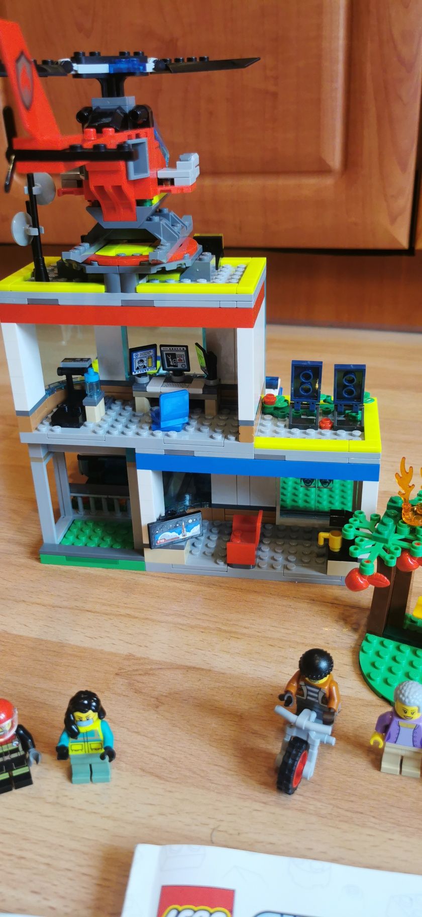 LEGO CITY 60371 Parking dla pojazdów uprzywilejowanych