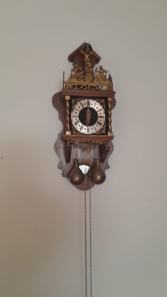 Stary zegar holenderski z atlasem na wagi