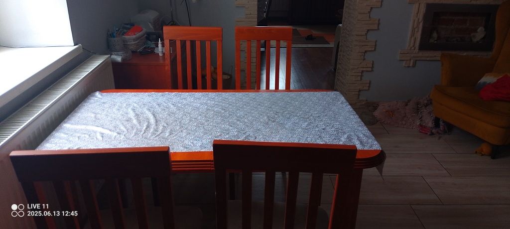 Sprzedam stół kuchenny plus krzesła stół jest rozkładany