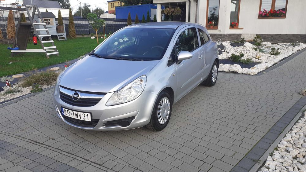 Opel Corsa D benzyna.  Klimatyzacja,  2 komplety opon w bdb stanie