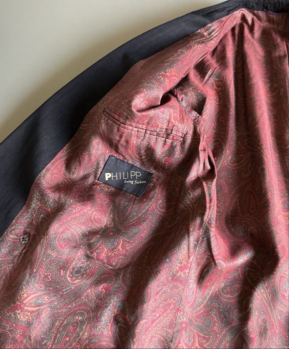 Garnitur męski czarny dwurzędowy.