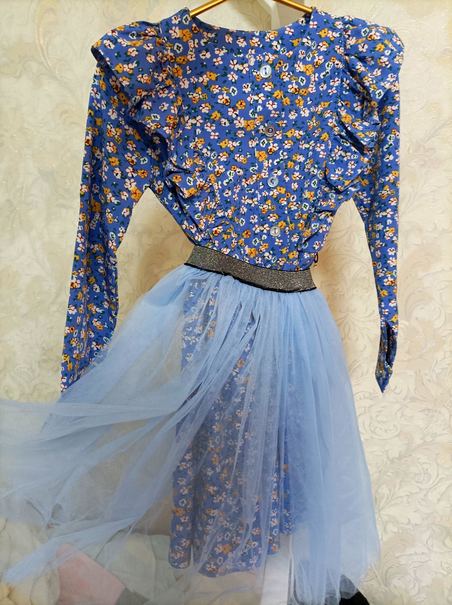 Святкова сукня блакитного кольору з фатиновою спідницею