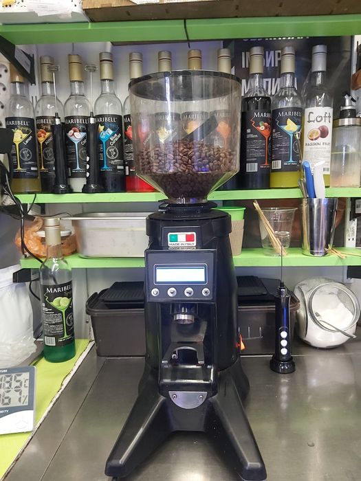 Профессиональная кофемолка " OBEL" с маленьким пробегом