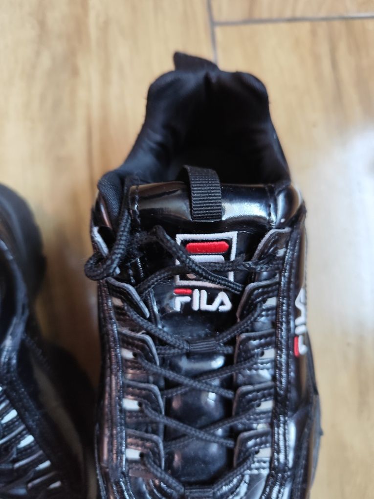 Sneakersy FILA Disruptor oryginalne czarne lakierowane do kostki dams