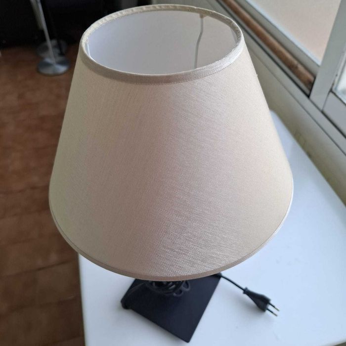 Candeeiro de mesa ferro forjado e abajur bege