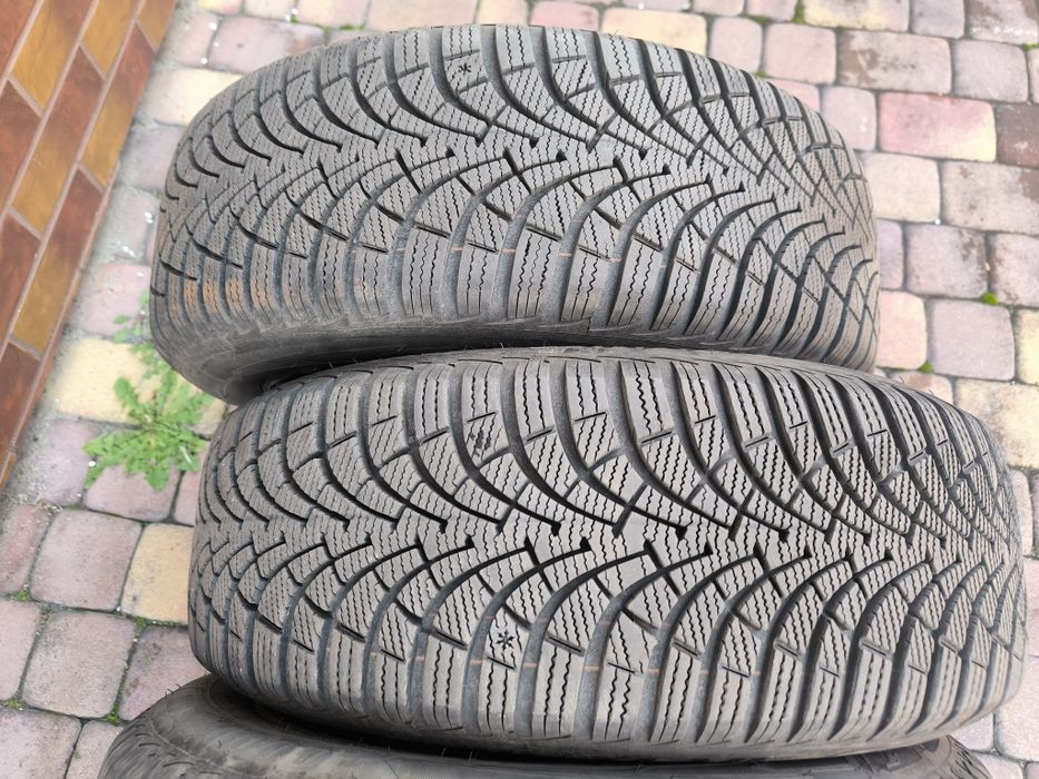 Opony zimowe Goodyear 205/55 R-16  wraz z felgami stalowymi