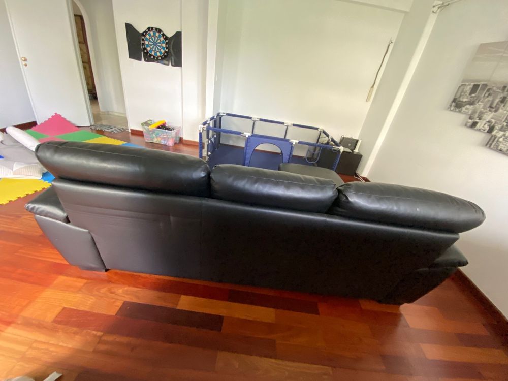 Sofá preto com chaise