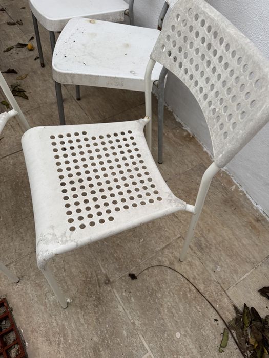 Conhunto de 4 cadeiras e uma mesa de plastico