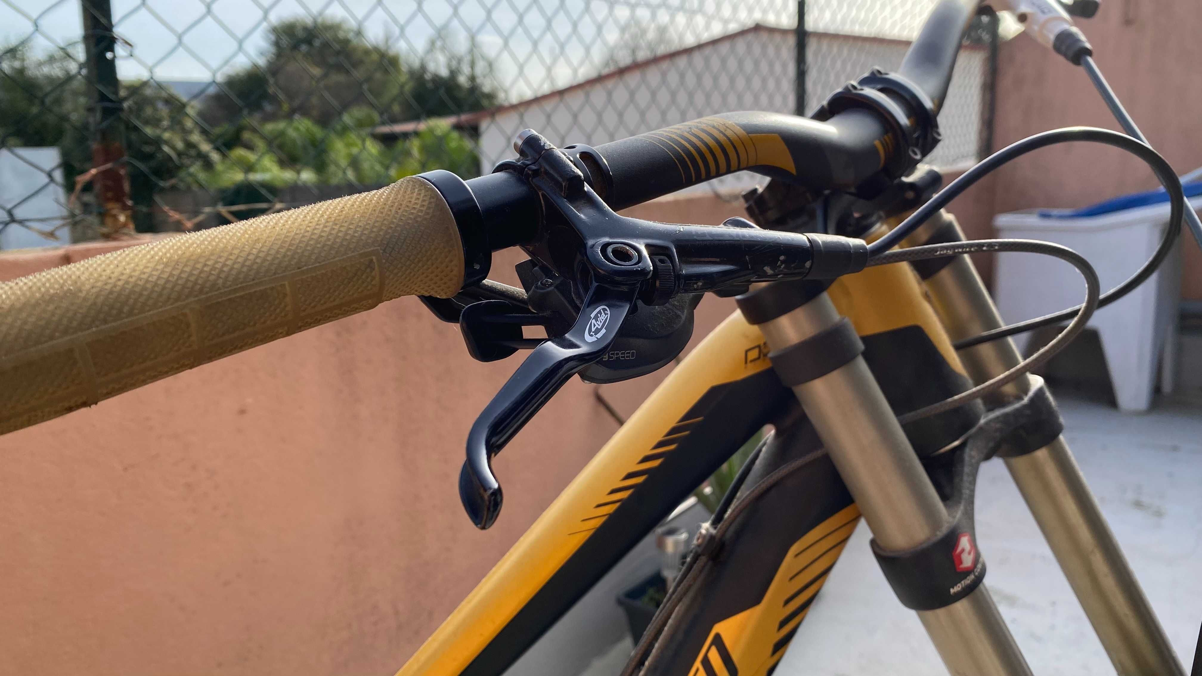 Specialized Demo 8 com Equipamento