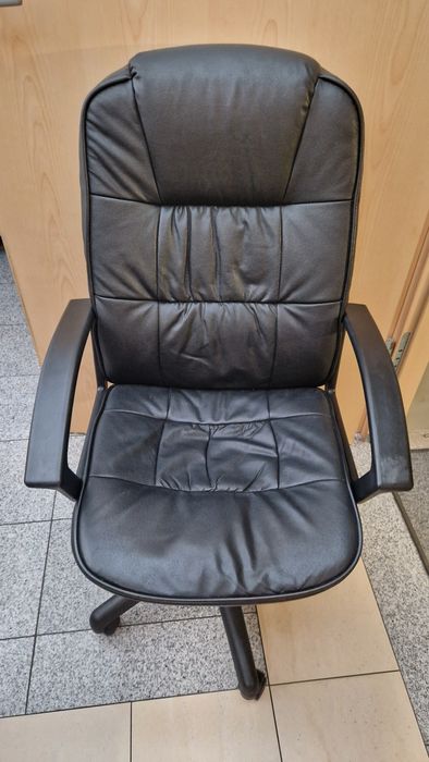 Krzesła biurowe w dobrym stanie
