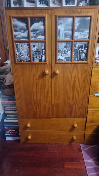 Roupeiro em madeira maciça