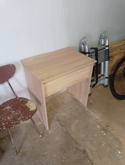 Biurko z szufladą na klawiatuę