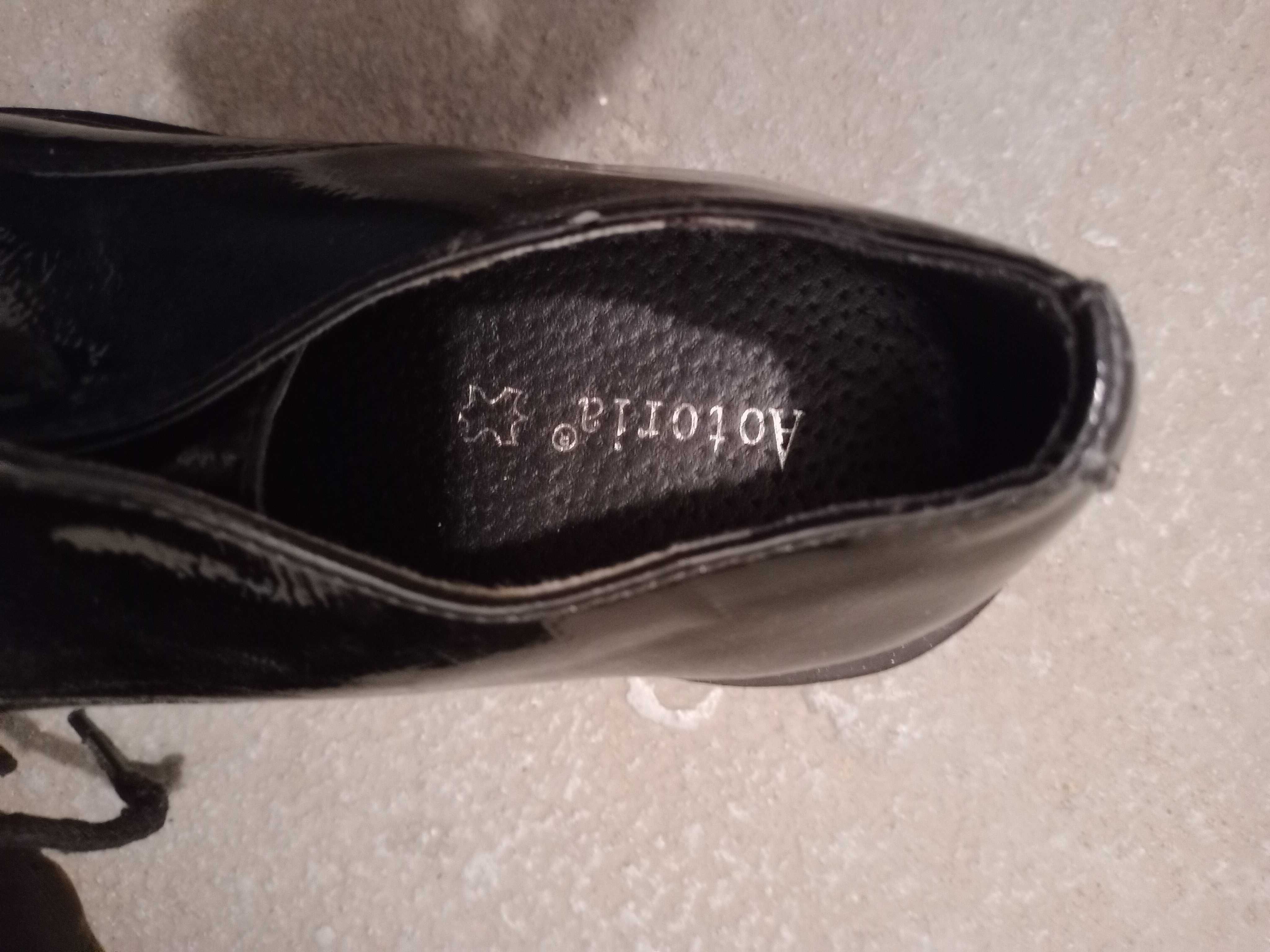 Pół glany czarne lakierowane pół buty skórzane Aotoria rozm 37