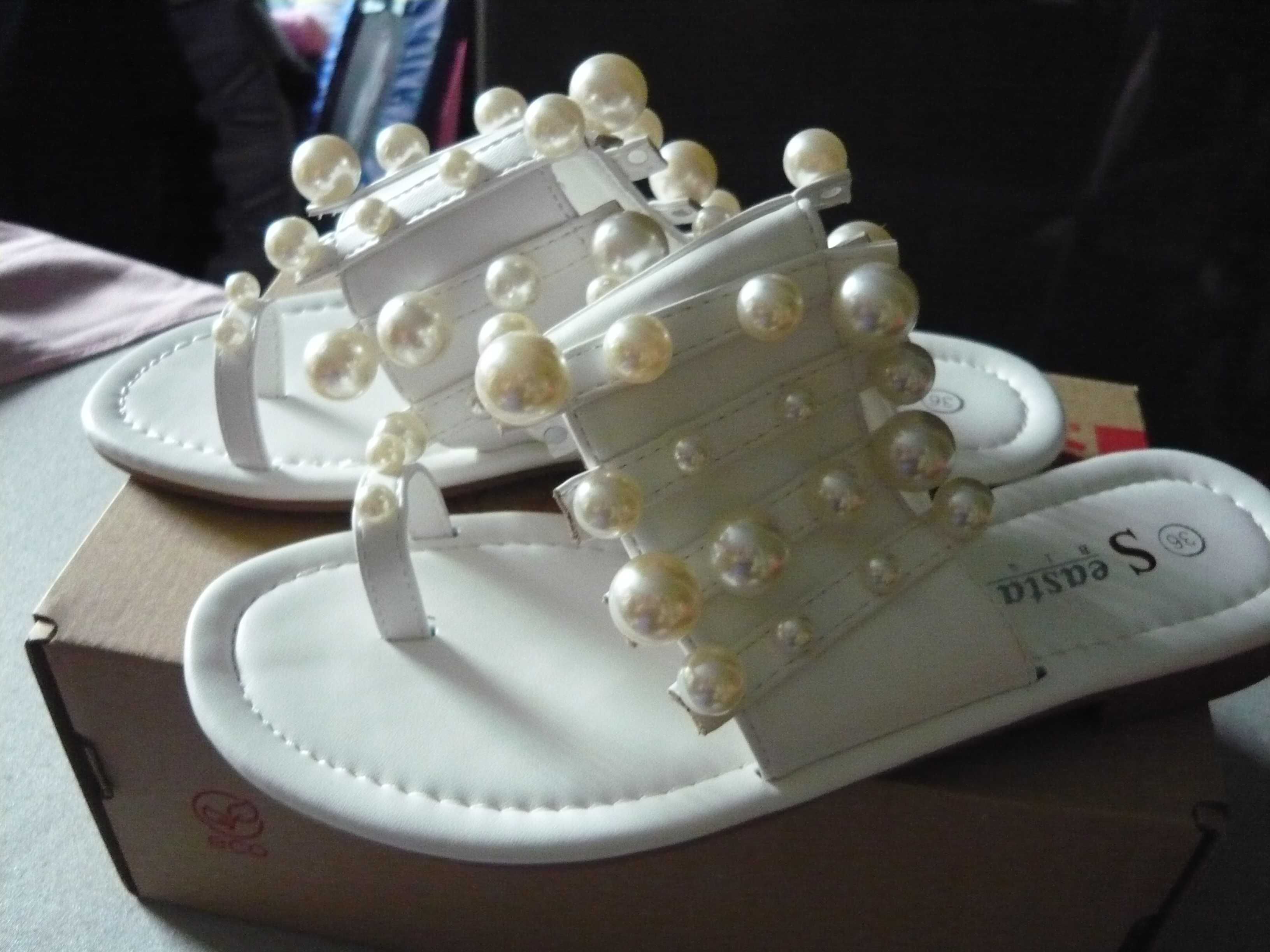 Białe klapki ozdobione perłami NOWE 24cm