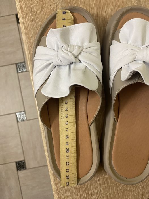 Шльопанці шкіряні