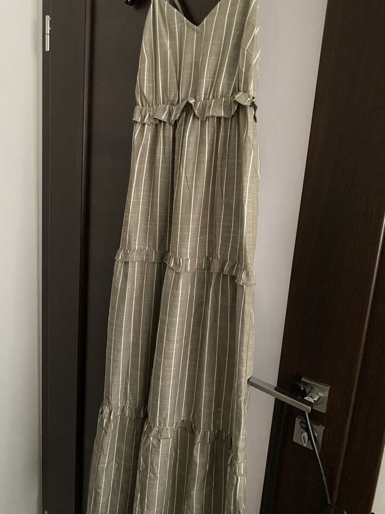 Długa suknia na ramiączkach