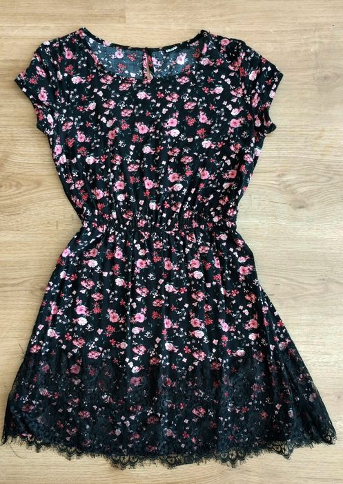 Letnia sukienka w kwiaty Cropp roz S