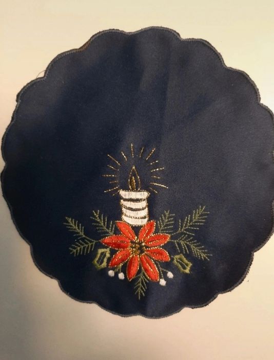 Elgancka mała serwetka świąteczna w idealnym stanie w kolorze granatow