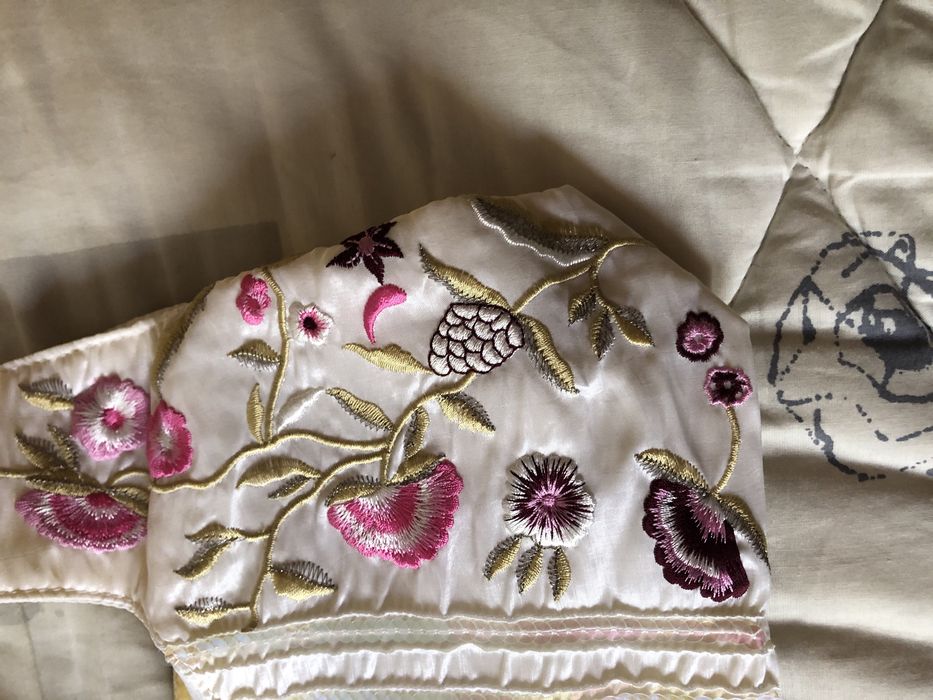 Mala de mão bordada branca