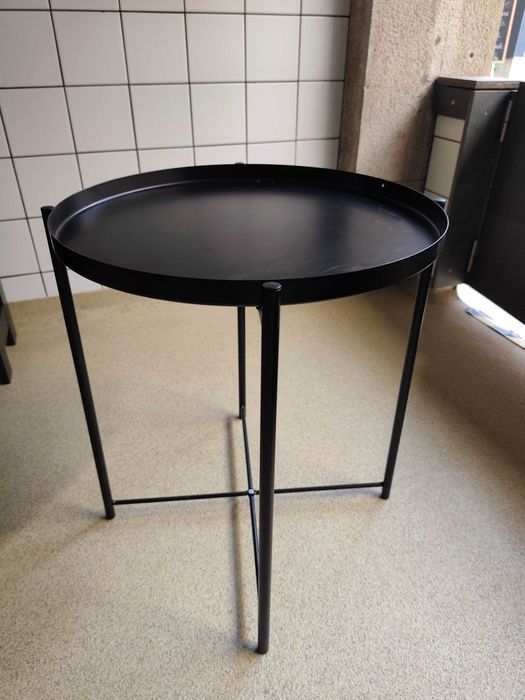 Mesa de apoio preta IKEA metálica redonda