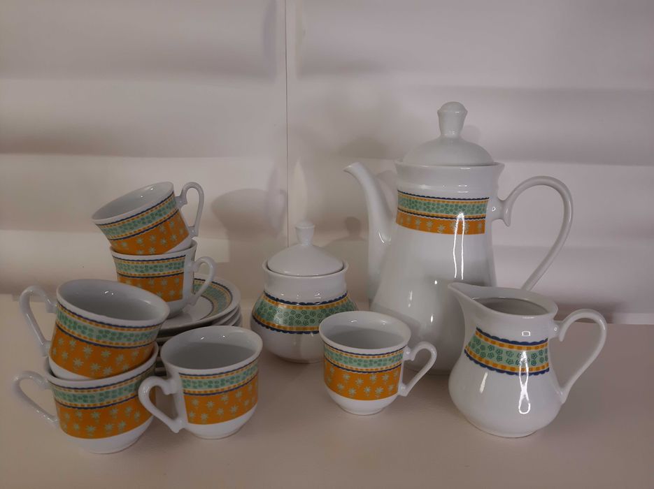 Serviço de café moderno com bule, açucareiro, leiteira e 6 chávenas