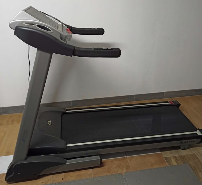 Duża, solidna bieżnia elektryczna z automatycznym wzniosem Stan Bdb