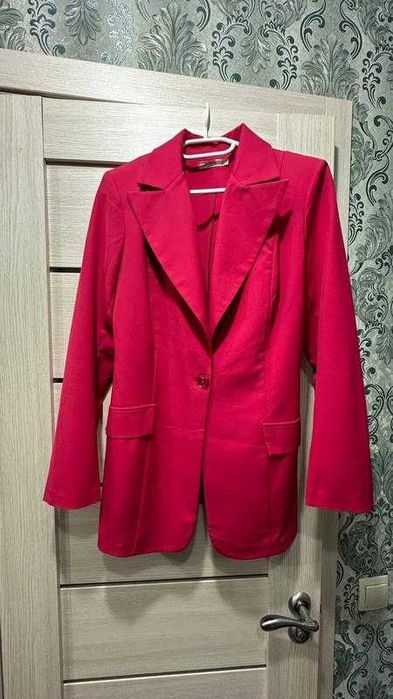 Яскравий жіночий костюм