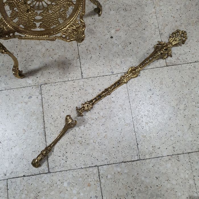 Kwietnik mosiężny stojący na trzech nogach