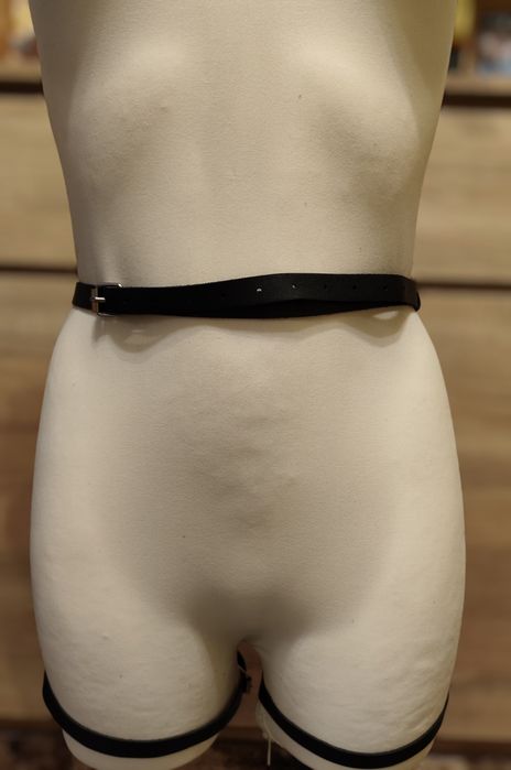 Harness z paskiem na lancuszku