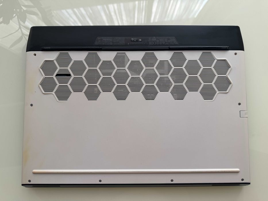 DELL Alienware M17 R2 Intel i7-9750H, RTX 2060, DDR4-16GB, SSD 480 GB