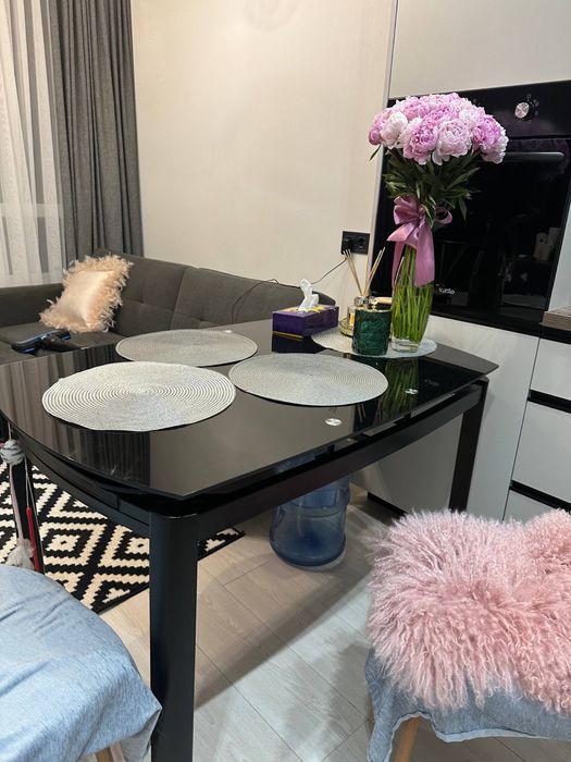 Стол раздвежной, удобный, чорный .