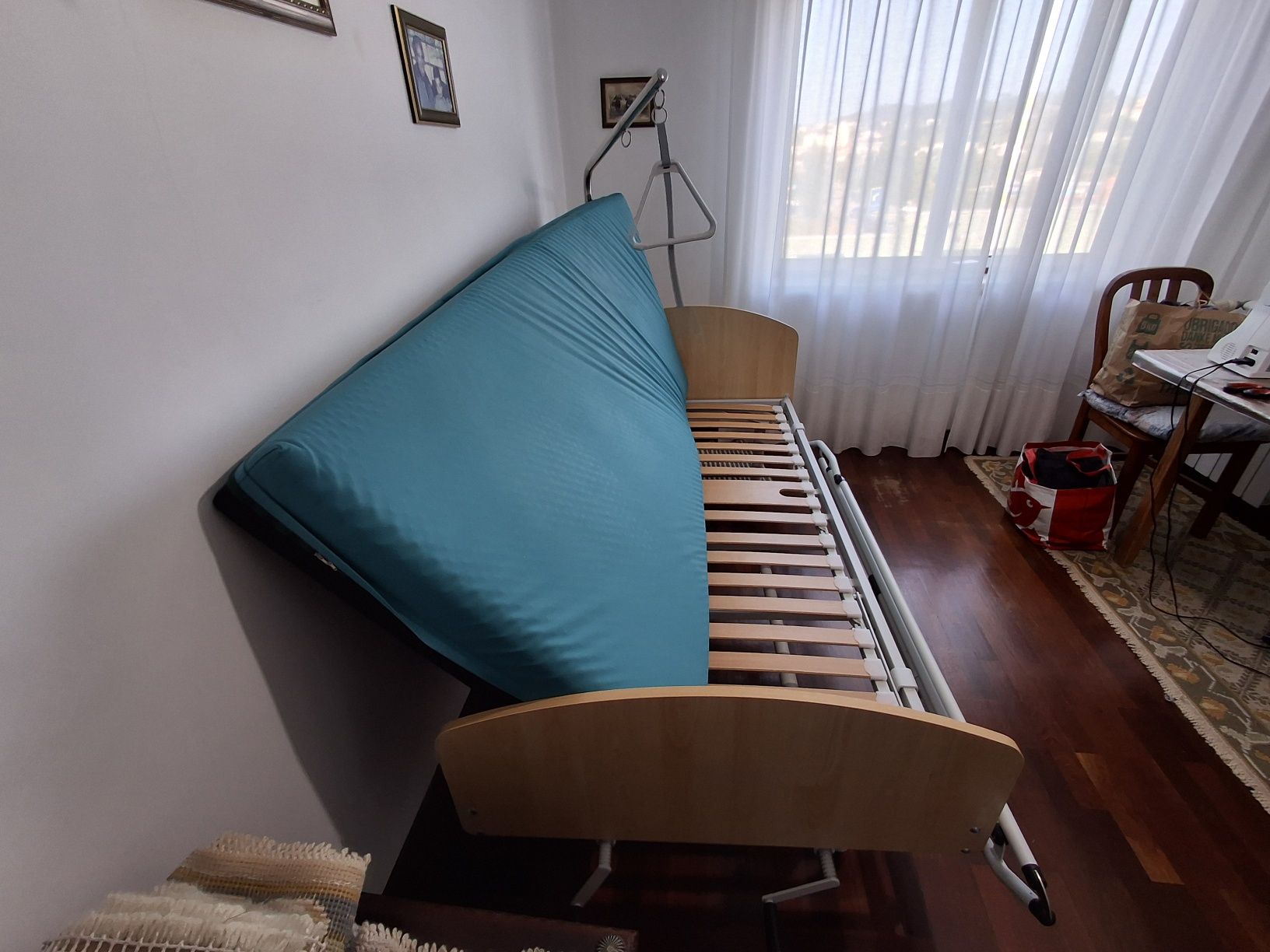 Cama articulada com colchão como nova c/rodas