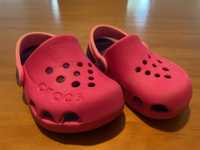 Sandália Crocs tamanho 22 de menina