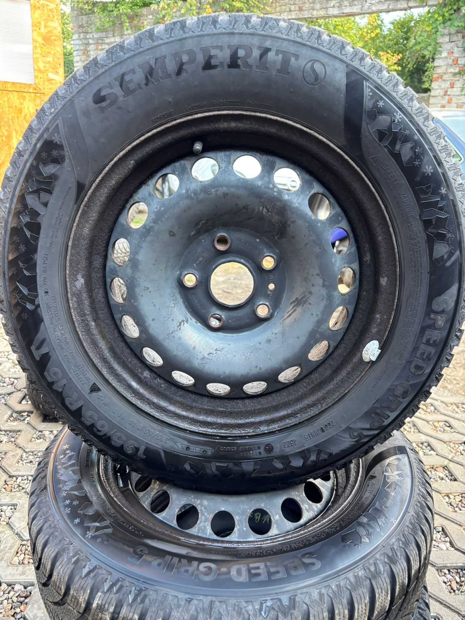 Komplet zimówek Semperit 195/65 R15 na felgach stalowych 5*112