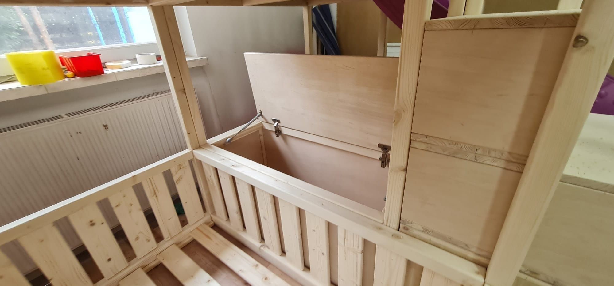 Łóżko piętrowe drewniane domek 120x180 z zjeżdżalnią